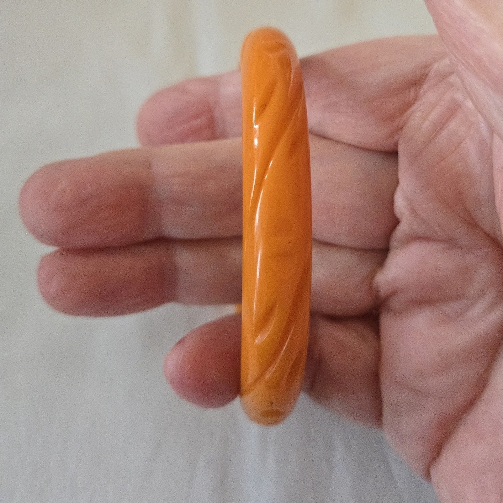 Vtg. Hand-carved Bakelite Bangle Orange - Picture 8 of 9